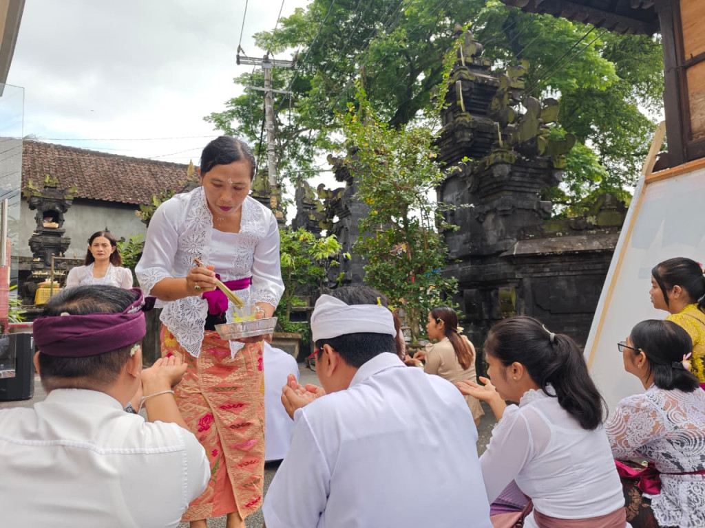 Pelasanaan Kegiatan Persembahyangan Bersama Pemerintah Desa Sembung Dalam Ragka Rahine Purnama